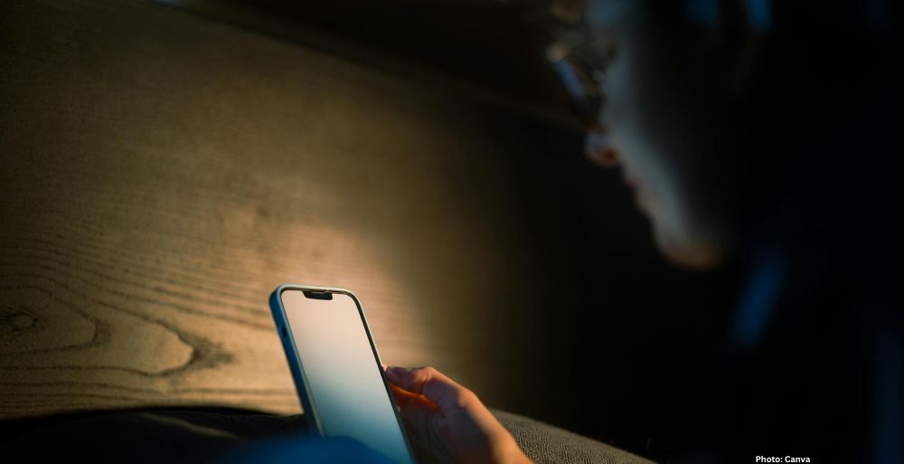 Feature and Cover Americans are ‘Doomscrolling’ at Bedtime Prioritizing Screen Time Over Sleep