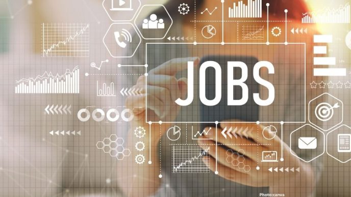 Photo College Graduates Face Record Underemployment Amidst Tight Job Market and AI Advancements