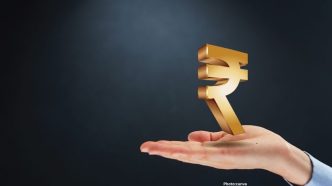 Photo Indian Rupee Faces Continued Pressure Amid Global Economic Turbulence