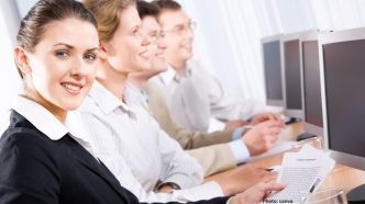 White-Collar Workplace Faces AI Transformation Disruption Amid Conflicting Economic Data