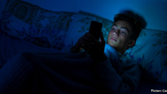 Study Links Increased Smartphone Use Before Bedtime to Extended Late-Night Usage in Teens