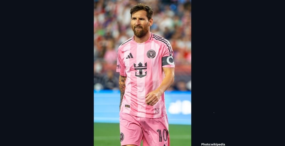 Public Works Department Commences Dismantling of 70-Foot Lionel Messi Statue in Kolkata Following Public Safety Complaints