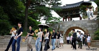 South Korean Singles Seek Meaningful Connections at Buddhist Temple Retreat
