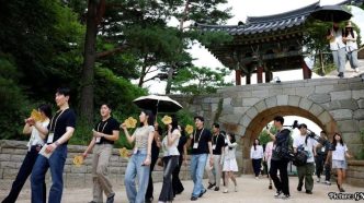 South Korean Singles Seek Meaningful Connections at Buddhist Temple Retreat