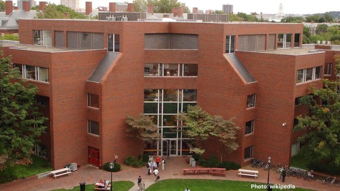U.S. Academics Relocate to Canada Amid Declining Research Funding and Oversight