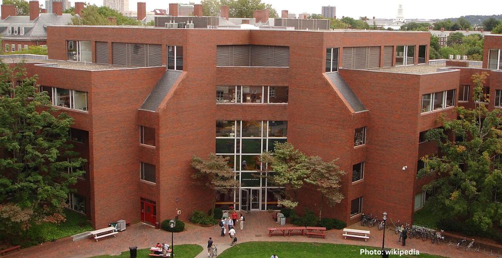 U.S. Academics Relocate to Canada Amid Declining Research Funding and Oversight